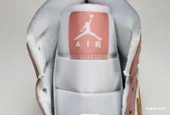 Hyperoad Mid Stardust” SE“Red Jordan Air 1 0425